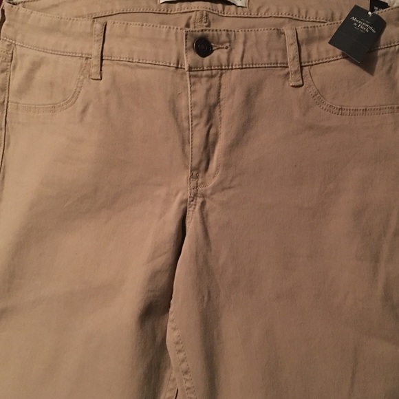 NWT! Abercrombie and Fitch skinny jeans in tan.