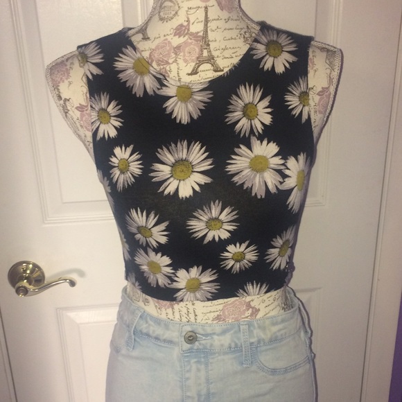 KENDALL AND KYLIE DAISY CROP TOP! - Picture 1 of 4