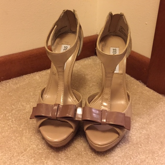 Steve Madden Bow Peep-toe pump
