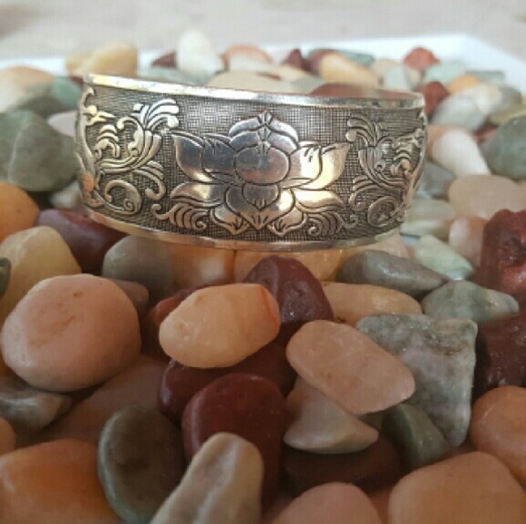 Beautiful Lotus Flower Design Bangle