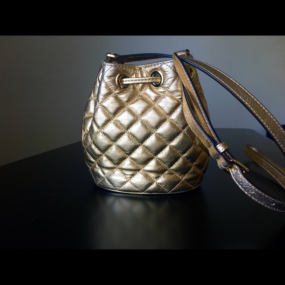 ⚡️SALE⚡️MK Jules Gold Drawstring Bucket Bag - Picture 2 of 4