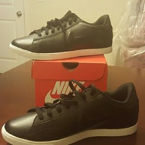 WOMEN'S NIKE RACQUETTE. Never worn!!!