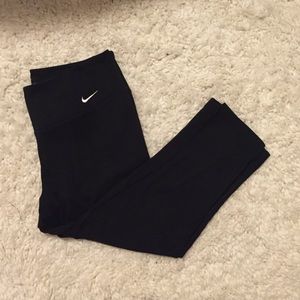 ⬛️Black Nike cropped leggings⬛️