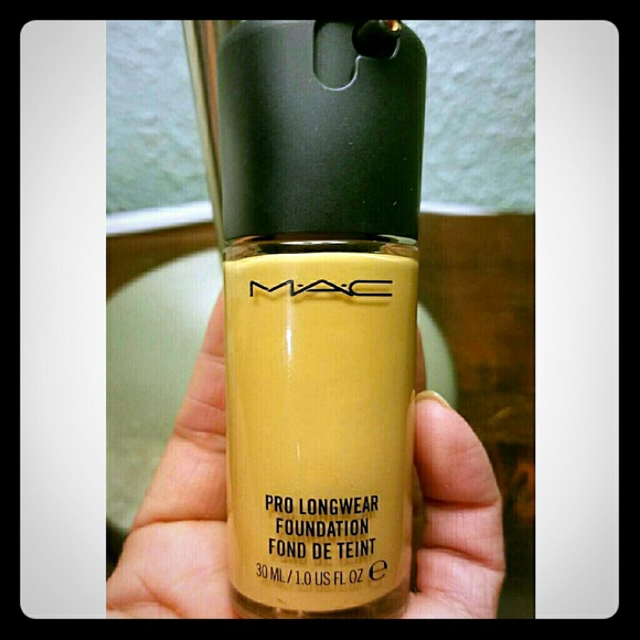 Authentic MAC Pro Longwear Foundation NC30