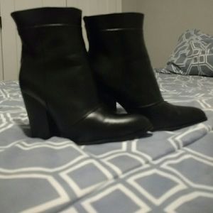 Cute black boots!
