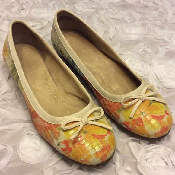 SOLD Floral Suede Aerosoles - Picture 1 of 4