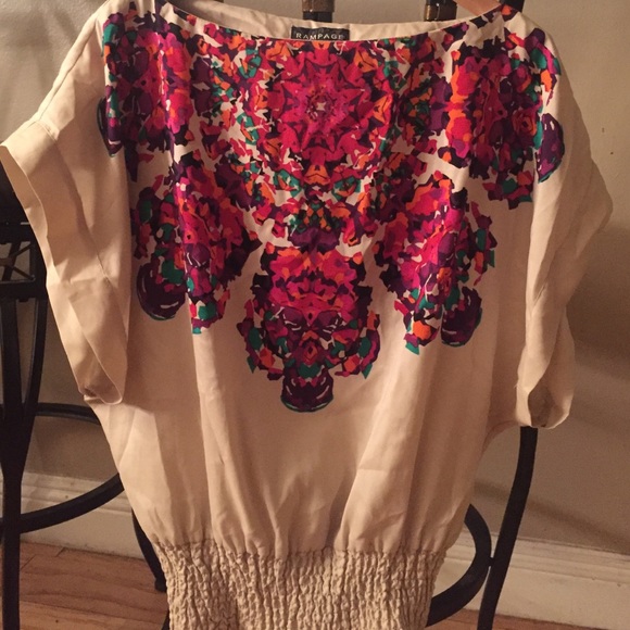 SALE ‼️ Beautiful multi colored print top