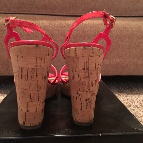 Steve Madden Coral Wedge. Never worn. Run big. - Picture 3 of 4