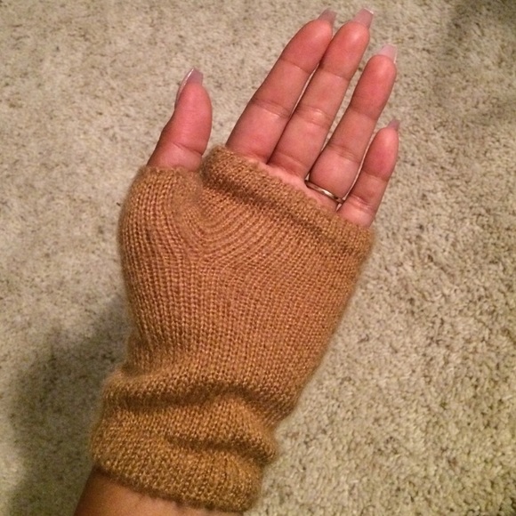 🎀 Fingerless Gloves w/ Bow Detail 🎀 - Picture 2 of 4