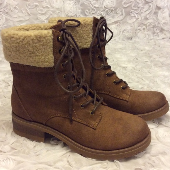 SOLD Mossimo Winter Boots - Picture 1 of 4