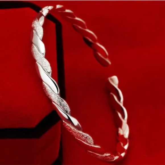 Jewelry - Gorgeous 925 Sterling silver bangle bracelet