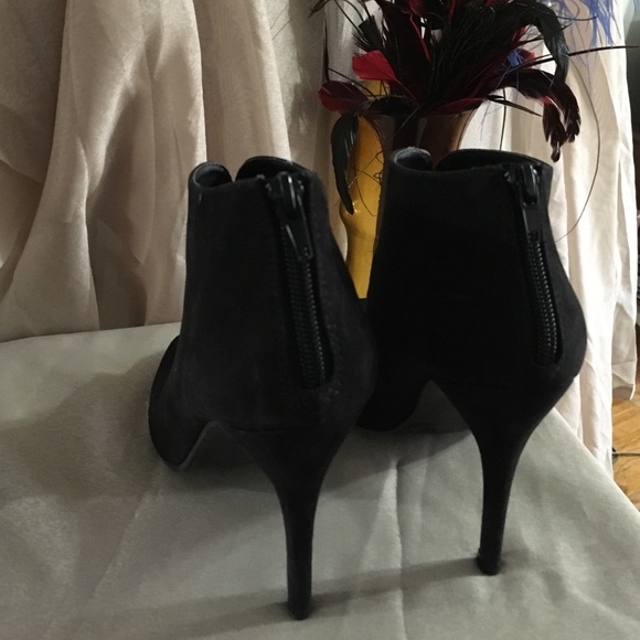 🚨SASSY BLACK BOOTIE🚨 - Picture 2 of 3