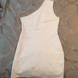 White one-Shouldered Express Bandage Dress
