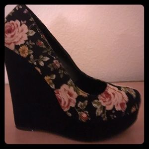 Wedged heels, size 6, floral print