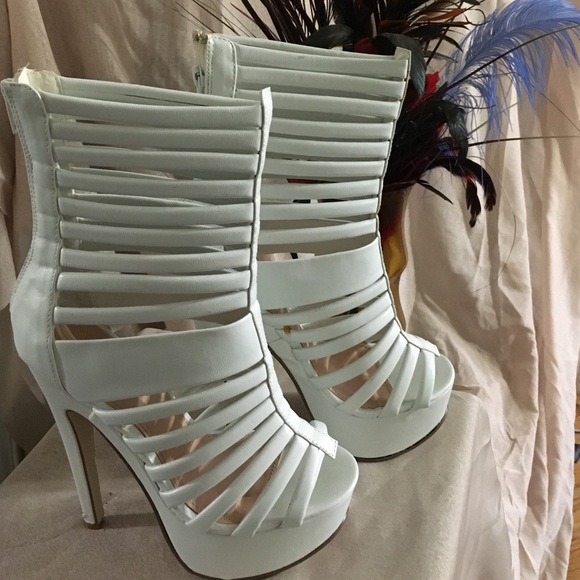 🚨FUN WHITE PLATFORM BOOTIE✨🚨