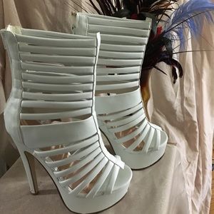 🚨FUN WHITE PLATFORM BOOTIE✨🚨
