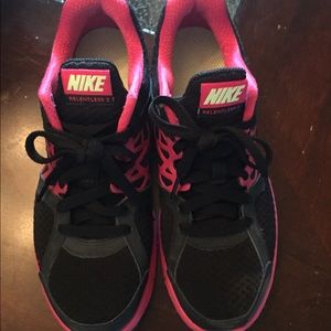 Nike dual fusion sneakers