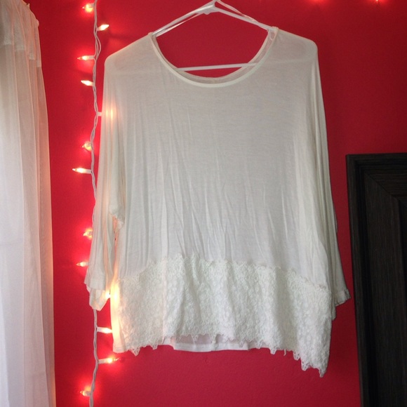 White quarter sleeve top ✨