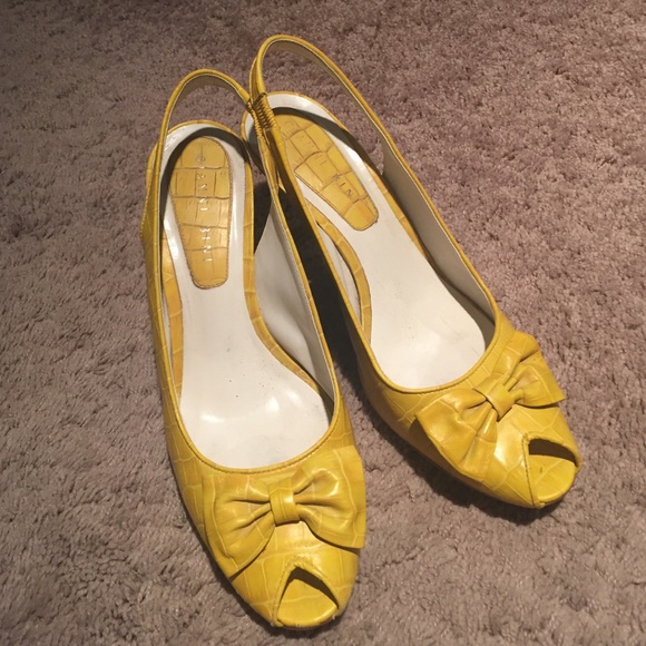 9.5 Gianni Bini Yellow Sling Back