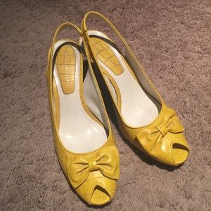 9.5 Gianni Bini Yellow Sling Back