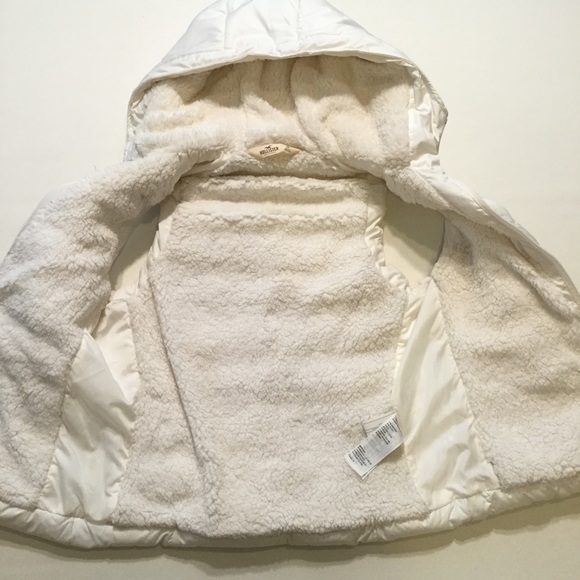 🔴SALE🔴 Hollister Puffer Vest - Picture 2 of 3