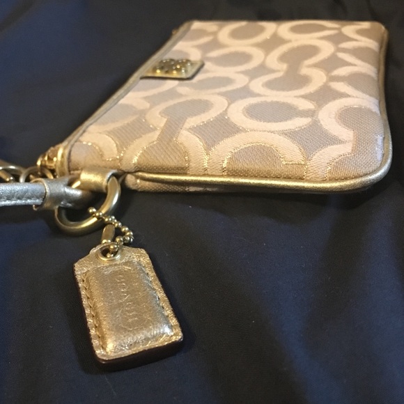 🌟AUTHENTIC🌟 Coach wristlet - Picture 3 of 4