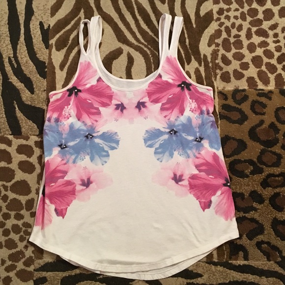 Loose fitting tank with split straps