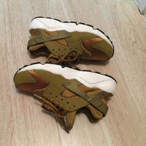Nike huaraches GOLDIES