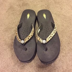 Volatile Size 7 Leopard Print Strap Flip Flops