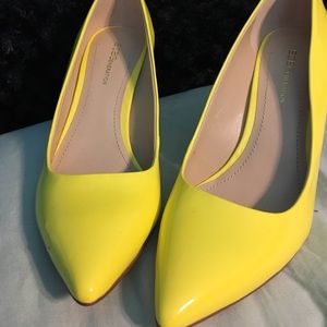 BCBG neon yellow heel