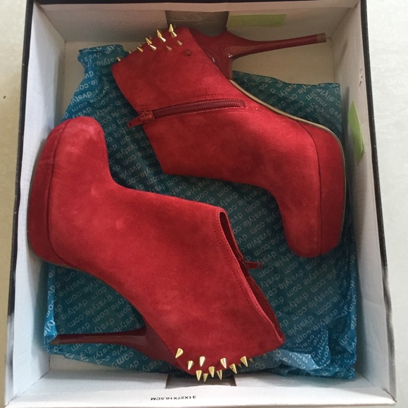 Size 7 Dolce Vita red spiked booties.