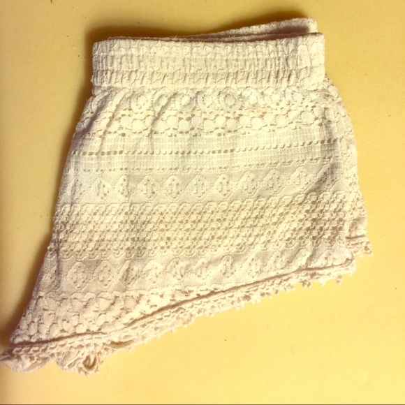 LACE SHORTS (Forever 21)