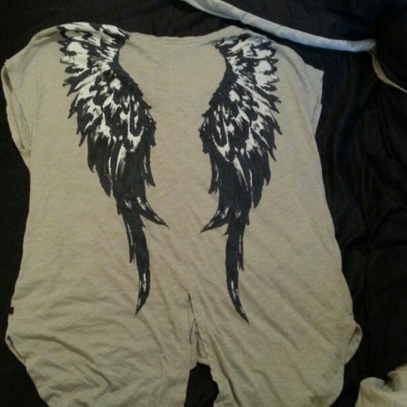 Brand new! Angel wings tee