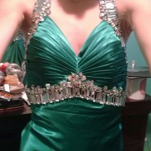Gorgeous emerald dress!