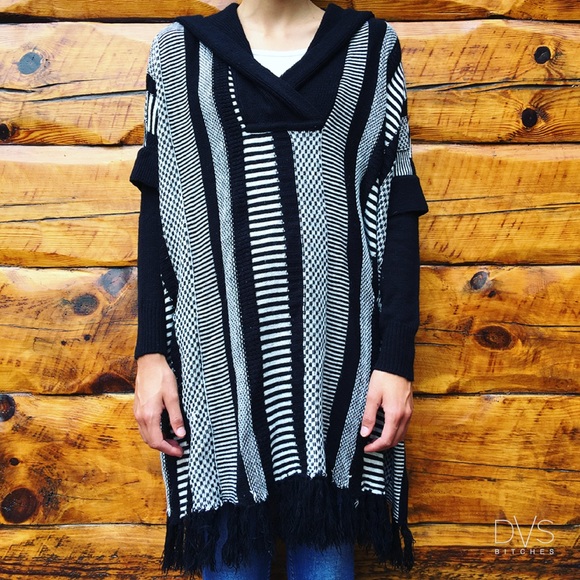 Francesca's Collection | Quinn • LongSleeve Poncho - Picture 3 of 4