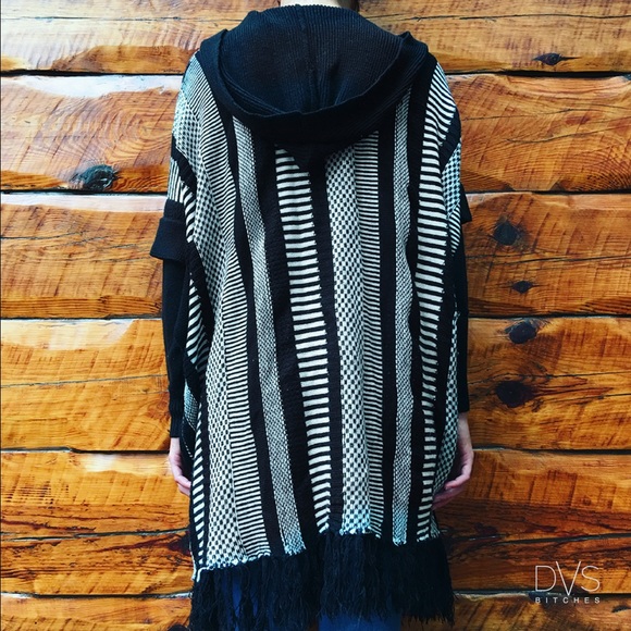 Francesca's Collection | Quinn • LongSleeve Poncho - Picture 4 of 4
