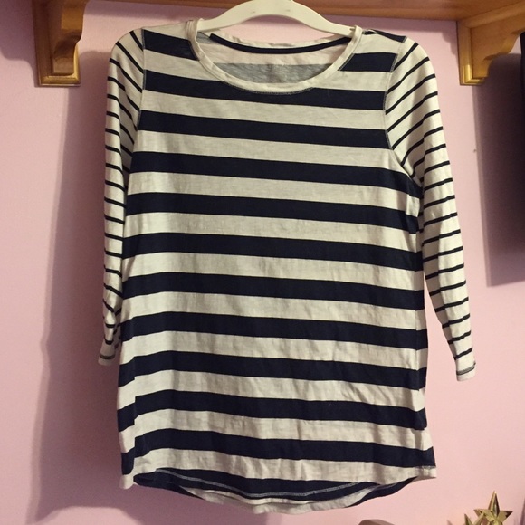 Quarter sleeve striped shirt