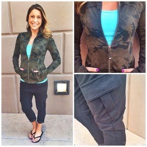 Lululemon carry and go pants crops size 6.