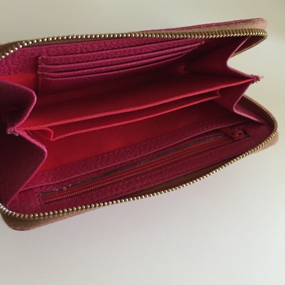 D&B phone zip around Wristlet NWOT - Picture 3 of 4