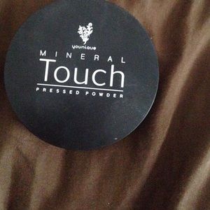 Younique Pressed Powder in Velvet