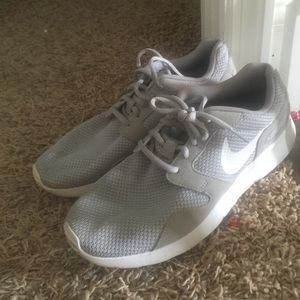 Gently worn Nike tennis shoes