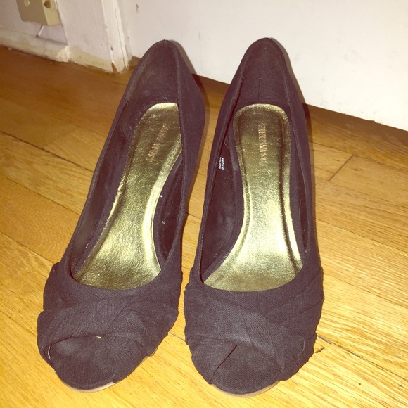 Black wedges
