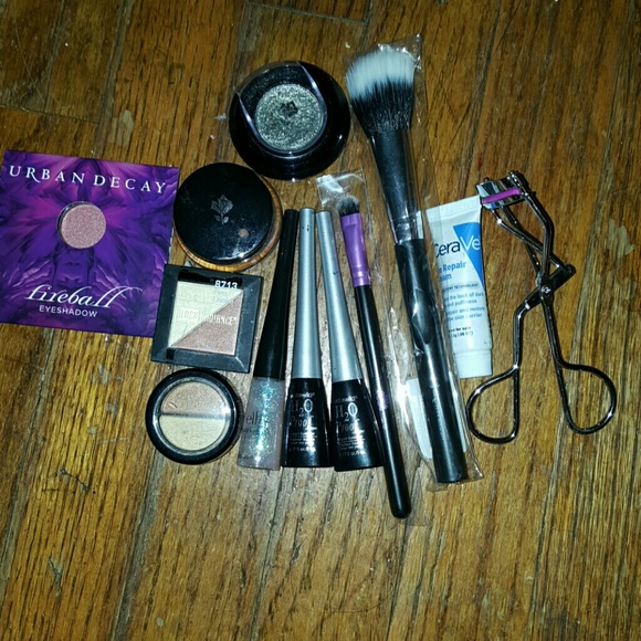 Makeup - Picture 2 of 3