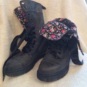 Dr. Martens Womens Triumph 1914 Boot