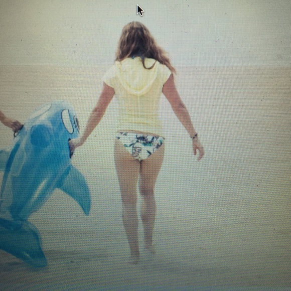 Hooded pullover t- shirt with pockets!