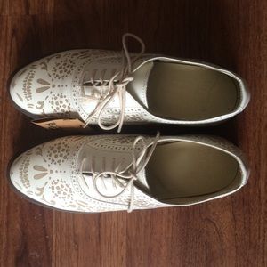 Dr. Martens AILA skull white oxfords