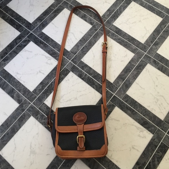 DOONEY & BOURKE CROSS BODY PURSE