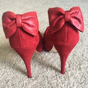 Red pumps with bow accents