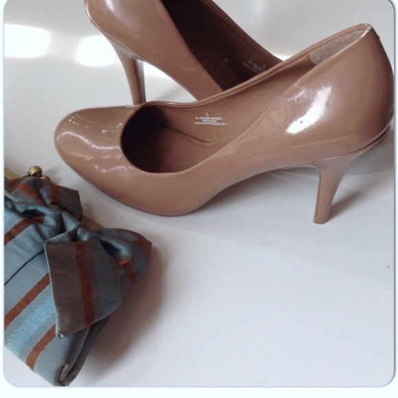 Shoes - NUDE PATENT LEATHER PUMPS
