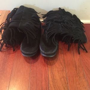 Minnetonka moccasin black boots only worn once!!